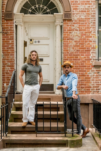 Foto gratuita modelos masculinos jóvenes posando al aire libre en las escaleras