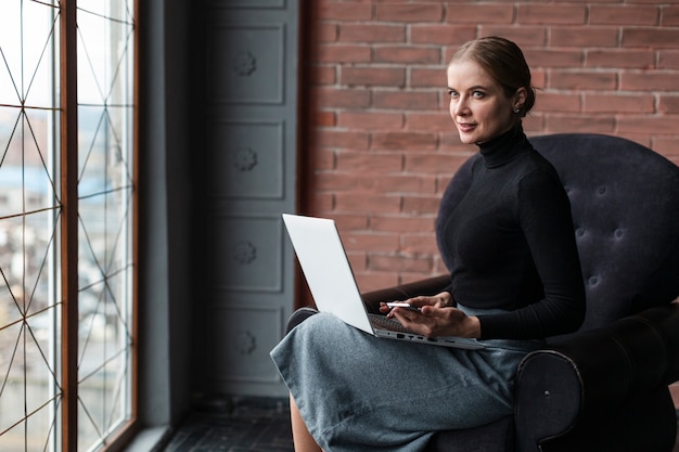 Moder mujer trabajando en laptop