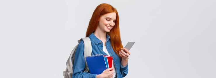 Photo Gratis modern lifestyle technology and education concept cute lovely redhead female student heading to camp