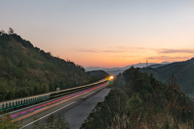 Moderna carretera a través de las montañas