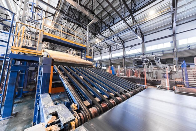 Moderna línea de montaje de equipos de plantas operativas que produce bloques de fibra de vidrio, maquinaria de industria pesada, concepto de taller metalúrgico