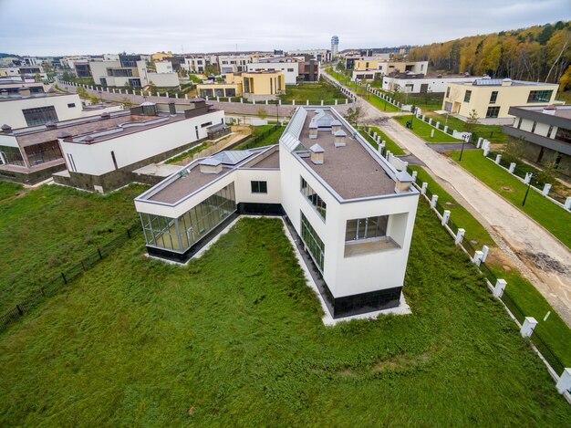 Modernas casas de campo en construcción