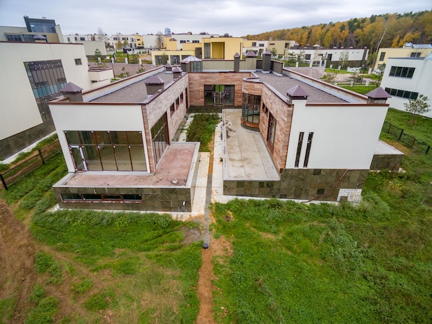 Modernas casas de campo en construcción