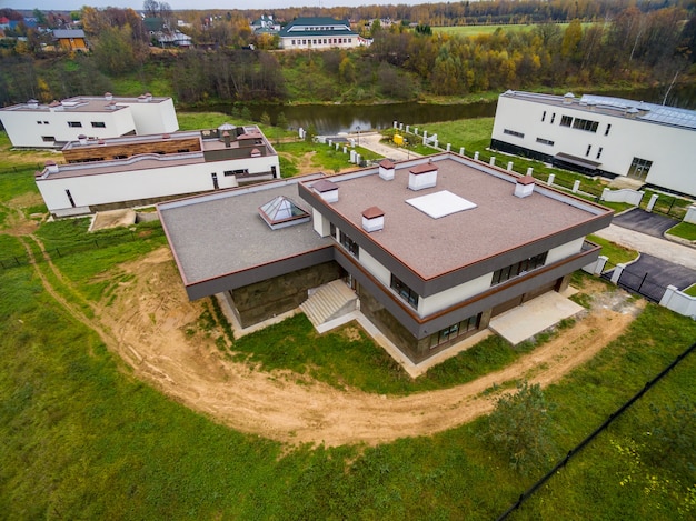 Modernas casas de campo en construcción