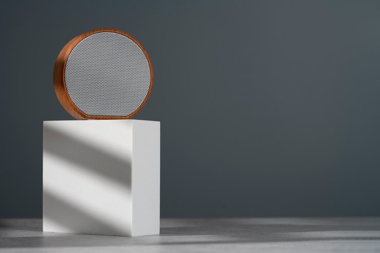 Foto gratuito moderno altavoz inalámbrico redondo con diseño elegante exhibido en un podio geométrico