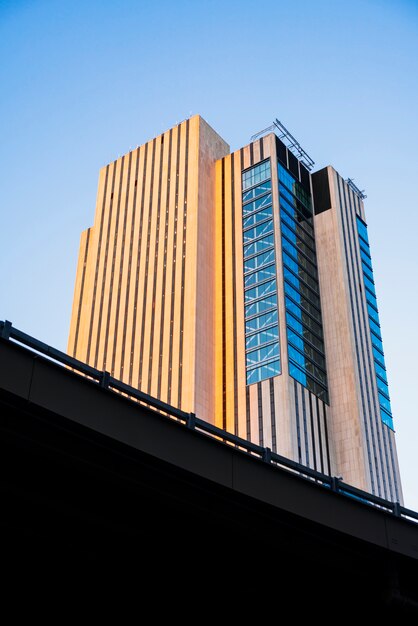 Moderno edificio de gran altura