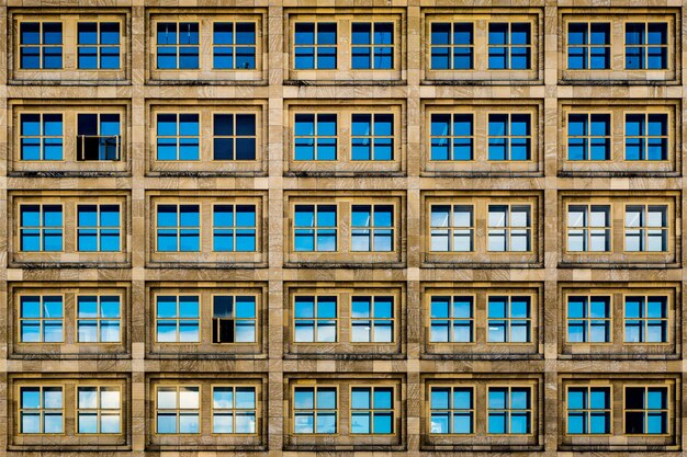 Moderno edificio marrón con ventanas de vidrio azul y estética oxidada