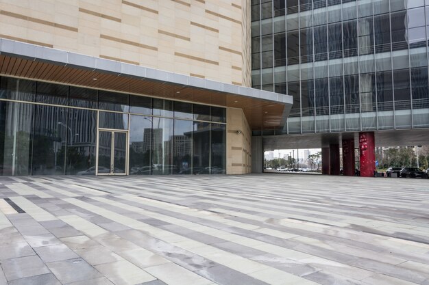 Moderno edificio de negocios con pared de vidrio desde el piso vacío