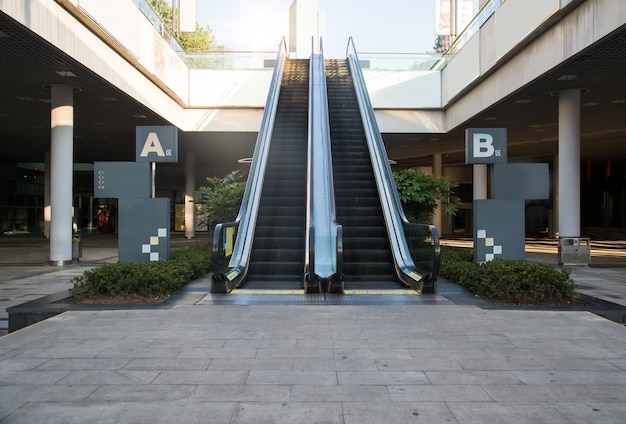 Foto gratuita moderno escaleras mecánicas en el centro comercial