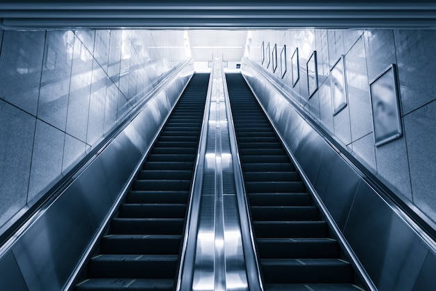 Moderno escaleras mecánicas en el centro comercial