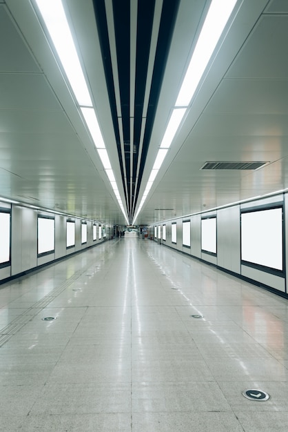 Foto gratuita moderno pasillo del aeropuerto o estación de metro con vallas publicitarias en blanco