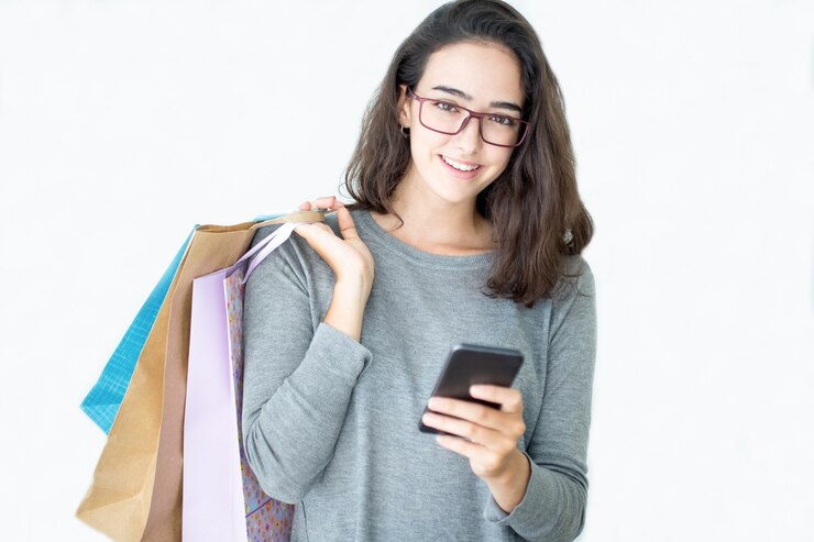 Foto gratuito moderno shopaholic pedidos ropa en línea