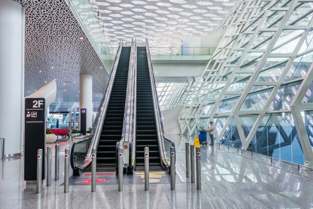 Moderno vestíbulo del aeropuerto o de la estación de metro