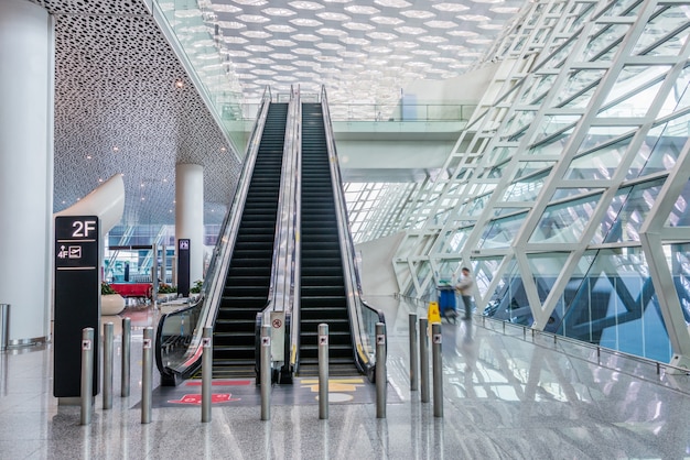 Moderno vestíbulo del aeropuerto o de la estación de metro