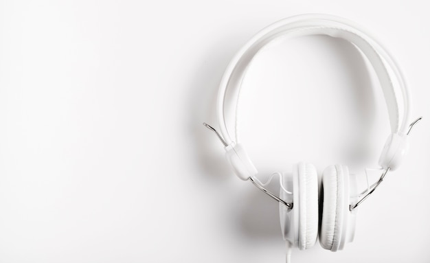 Foto gratuita modernos auriculares blancos para música