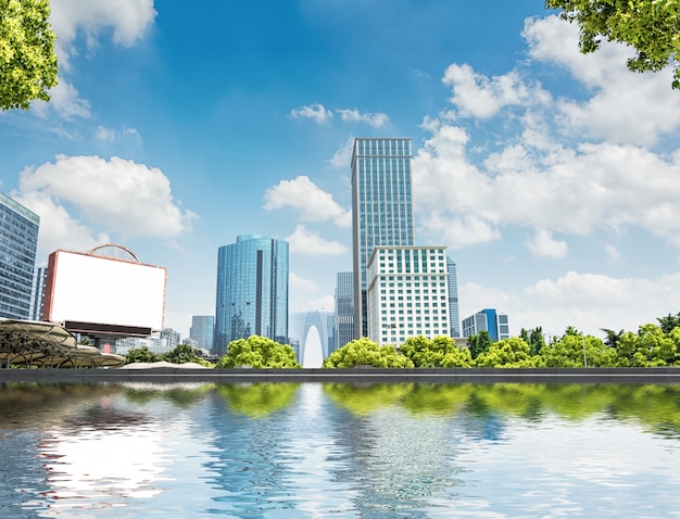 Modernos edificios en la orilla del río