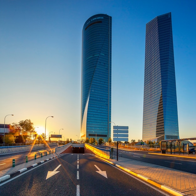 Modernos rascacielos al amanecer (Cuatro Torres) Madrid, España