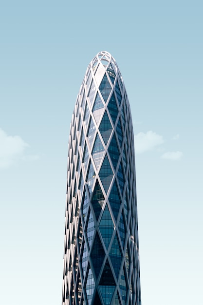 modernos rascacielos de cristal bajo el cielo azul