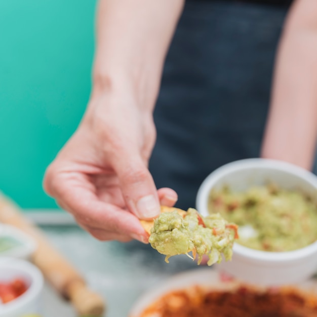 Mojando guacamole