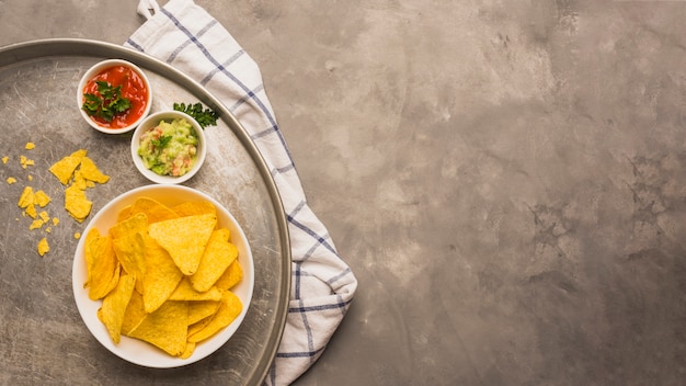 Foto gratuita mojando nachos