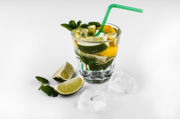 Mojito bebida alcohólica sin alcohol en vaso alto con agua de soda, jugo de limón y limón