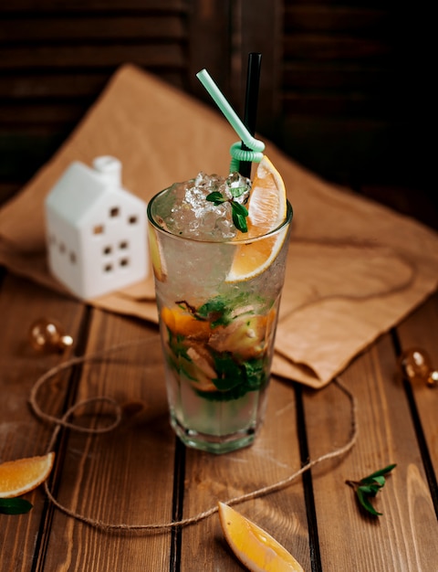 Foto gratuita mojito clásico con hielo y rodajas de naranja.