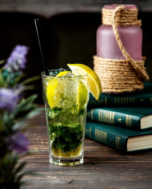 Mojito cocktail con algunos libros sobre la mesa