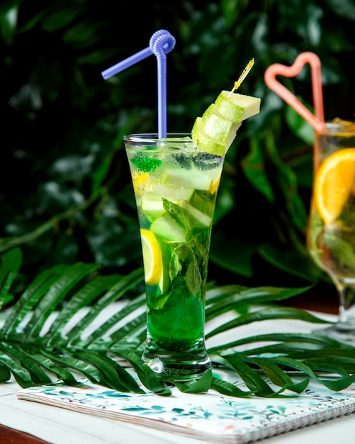 Mojito cocktail con rodajas de manzana encima