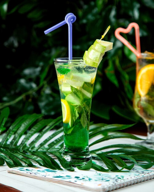 Mojito cocktail con rodajas de manzana encima