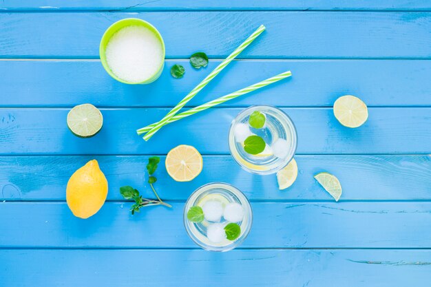 Mojito de cócteles en copas con cítricos.