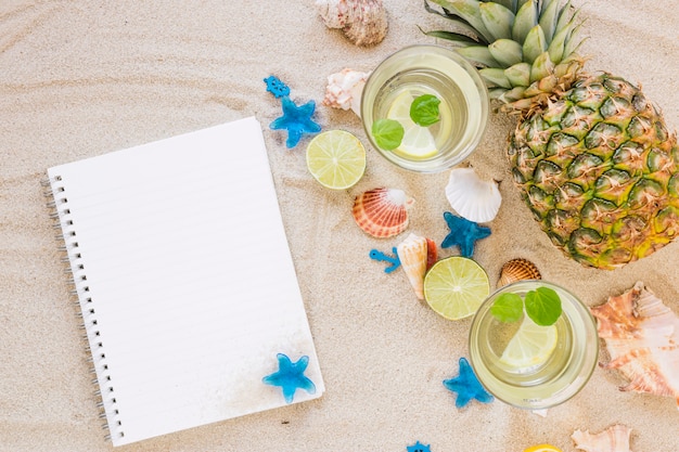 Mojito de cócteles en vasos con libreta.