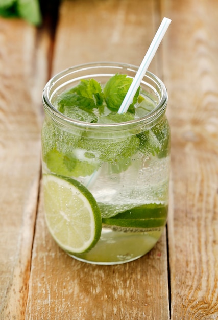 Mojito frío con una pajita