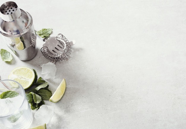 Foto gratuita mojito con ingredientes