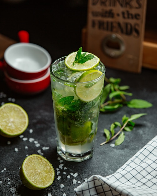 Mojito con limón, menta y cubitos de hielo.