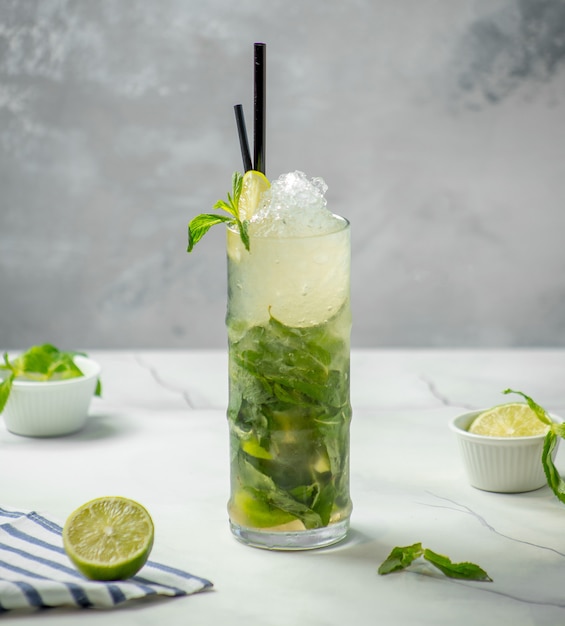 Mojito tradicional con hielo y menta sobre la mesa