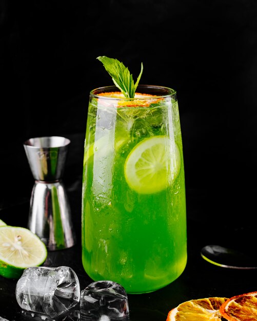 Mojito verde lima limón con hojas de menta.