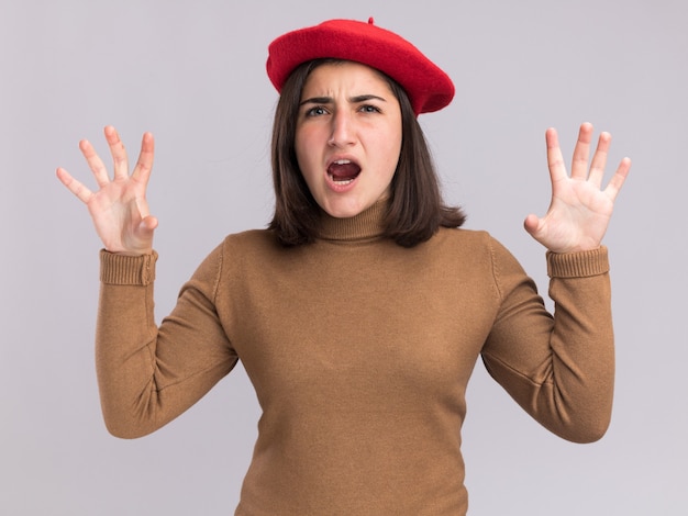 Foto gratuita molesta joven bastante caucásica con sombrero de boina gesticulando patas de tigre