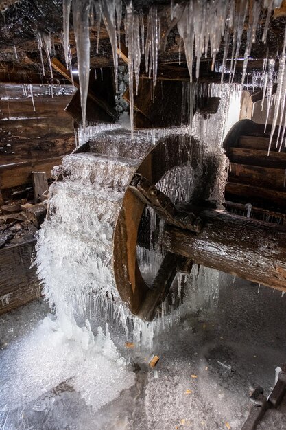 Molino de agua congelado en el monasterio de Barsana en invierno Rumania