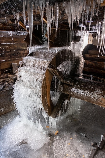 Molino de agua congelado en el monasterio de Barsana en invierno Rumania