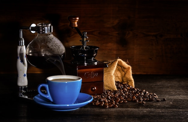 Molino y una bolsa de granos de café