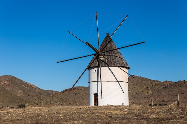 Molino de viento blanco tradicional en Pozo de los Frailes, España