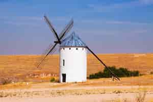 Foto gratuita molino de viento en el campo