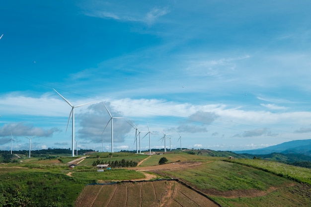 Molino de viento y cielo azul en Tailandia