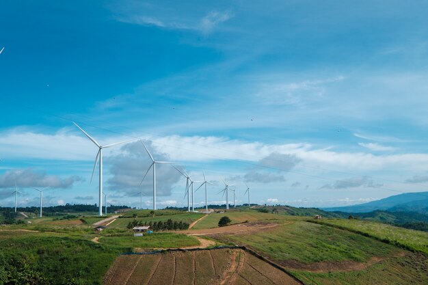 Molino de viento y cielo azul en Tailandia