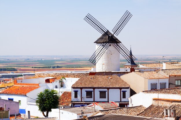 Molino de viento en la ciudad. Campo de Criptana