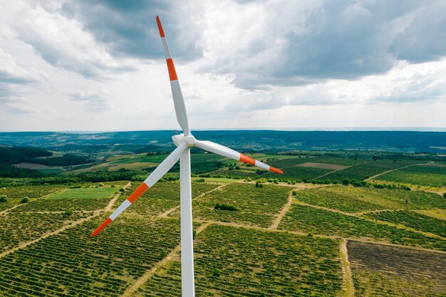 Un molino de viento en funcionamiento en un campo