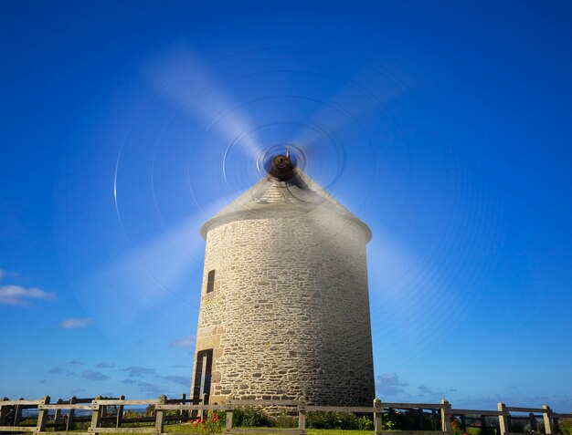 El molino de viento Moidrey en Pontorson en Normandía, Francia.