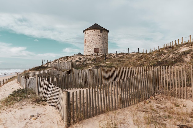 Molino de viento en la playa de Apulia