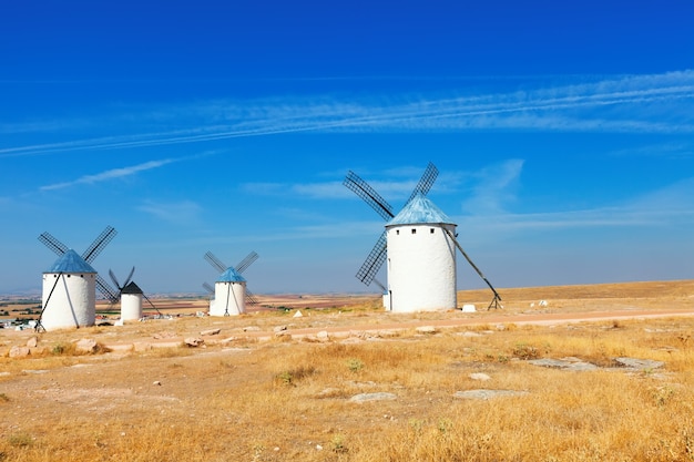 Foto gratuita molinos de viento en la mancha, españa