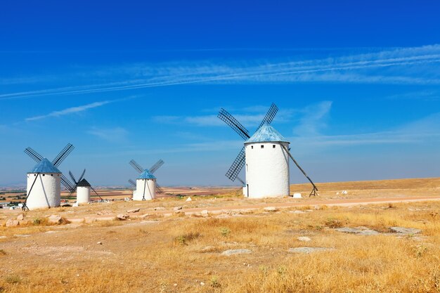 Molinos de viento en La Mancha, España